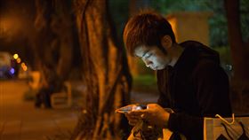 滑手機(記者陳弋攝影)