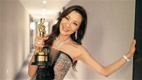 楊紫瓊帶小金人光榮返鄉傳將出席香港金像獎。（圖／翻攝自楊紫瓊IG）