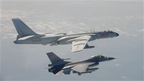 前為空軍F-16戰機監控共軍轟六照片。 國防部提供