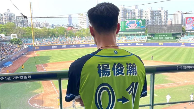 熟面孔接捕舒緩緊張感　楊俊瀚背號超有梗