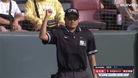 ▲重播輔助判決後為safe，但主審邱景彥手勢比成out。（圖／翻攝自Eleven Sports）