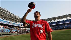 中職第一人　林智勝達成生涯300轟中職味全龍隊野手林智勝16日在樂天桃園球場成功轟出生涯第300支全壘打，創下中職新紀錄、樹立「智勝障礙」，賽後林智勝到場中脫帽向支持球迷致意。中央社記者趙世勳攝　112年4月16日