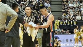 鋼鐵人林書豪手指疑似受傷濺血。（圖／記者蔡厚瑄攝影）