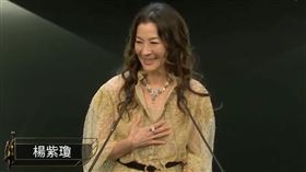 楊紫瓊第一個登台頒發最佳新演員。（圖／翻攝自微博）