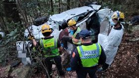 大雪山200林道自小客車滑落邊坡50公尺　2脫困2待援，圖翻攝畫面