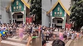 女子被拉雨衣覺得很不舒服。（圖／翻攝自微博）