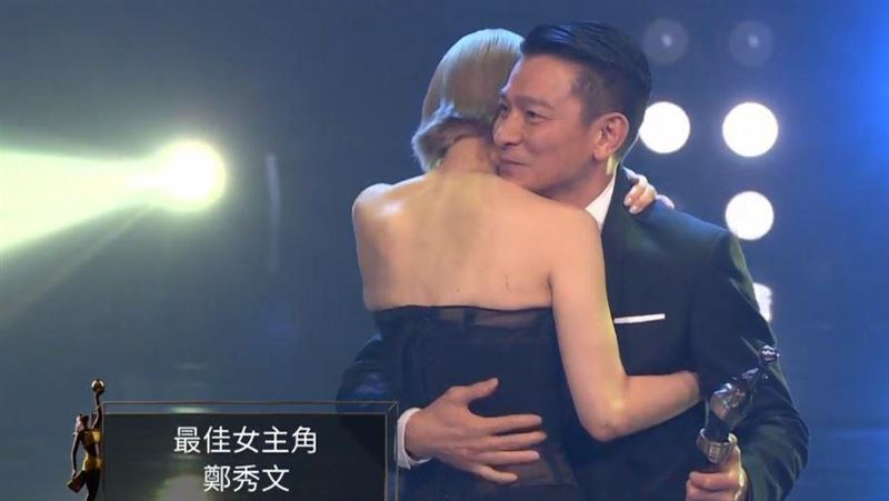 鄭秀文10度角逐終奪影后　爆哭緊抱劉德華