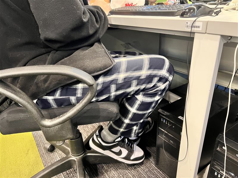 老一輩認為抖腳「沒定性」,不過復健科醫師王思恒指出,研究顯示,抖腳能促進腿部血流,提高血管功能。(示意圖/三立資料照)