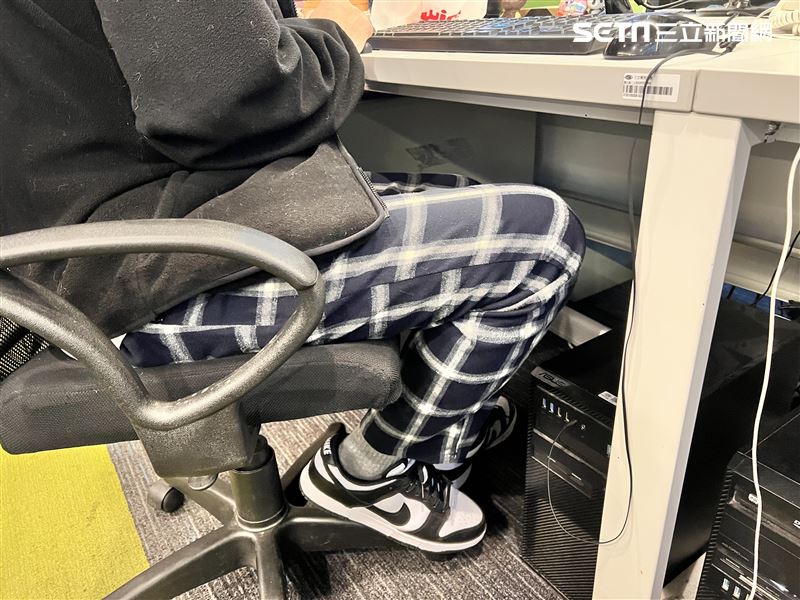 現代生活忙碌,許多人會不自覺地抖腳。(圖/資料照)