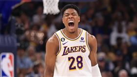 八村壘砍下29分，助洛杉磯湖人擊敗地主曼菲斯灰熊，在季後賽首戰拿下勝利。（圖／翻攝自湖人推特）