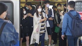 公共運輸口罩令鬆綁首日  北捷搭乘情形（3）因應COVID-19（2019冠狀病毒疾病）疫情趨緩，中央流行疫情指揮中心宣布，17日起搭乘公共運輸可免戴口罩。圖為17日台北捷運淡水線大多民眾仍習慣戴著口罩。中央社記者徐肇昌攝  112年4月17日
