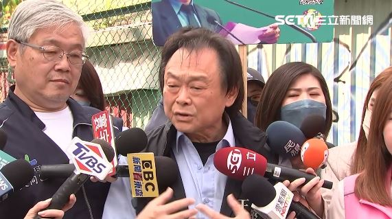 才與何志偉加LINE　王世堅怒了：要刪好友