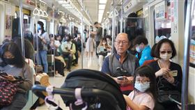 公共運輸口罩令鬆綁首日  北捷搭乘情形（2）因應COVID-19（2019冠狀病毒疾病）疫情趨緩，中央流行疫情指揮中心宣布，17日起搭乘公共運輸可免戴口罩。圖為17日台北捷運淡水線，車廂內僅有少數民眾沒戴口罩。中央社記者徐肇昌攝  112年4月17日