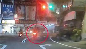 太平中興路、太平路口，打左轉燈右轉，搶罰單，拉扯衝突(圖／翻攝畫面)