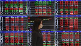 台股開高走高  收盤漲124.67點台北股市14日開高走高，收盤漲124.67點，為15929.43點，漲幅0.79%，成交金額新台幣2496.13億元。中央社記者王飛華攝  112年4月14日