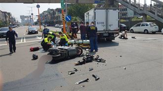 新／新竹騎士疑闖紅燈不治　現場大片血跡