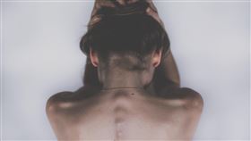 頭痛,裸體,崩潰,撞牆,低落,難過,失戀,侵犯,性侵,示意圖／pixabay