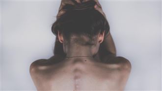 慘遭唱片解約！玉女歌手日吞52顆藥惹淚