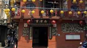 網紅律師巴毛陳宇安路過南清宮，她拍下照片稱，「真的嚇到是屁滾尿流失了魂！」（圖／翻攝自巴毛律師混酥團）