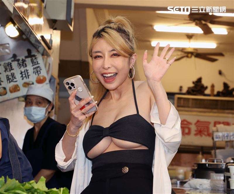 雪碧的蛋炒飯PK林彤的麻婆豆腐在樂華夜市料理對決。（記者邱榮吉/攝影）