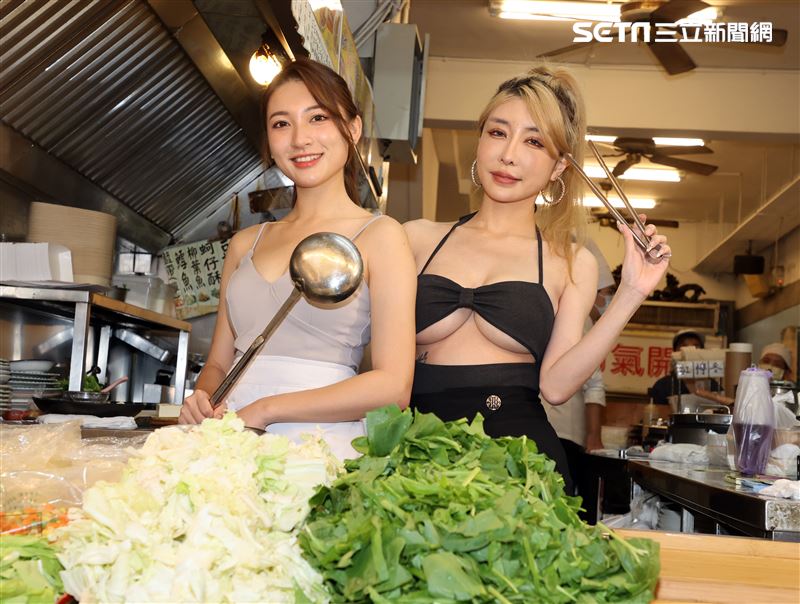 雪碧的蛋炒飯PK林彤的麻婆豆腐在樂華夜市料理對決。（記者邱榮吉/攝影）