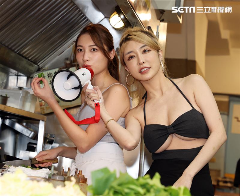 雪碧的蛋炒飯PK林彤的麻婆豆腐在樂華夜市料理對決。（記者邱榮吉/攝影）