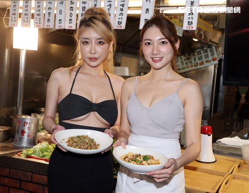 雪碧的蛋炒飯PK林彤的麻婆豆腐在樂華夜市料理對決。（記者邱榮吉/攝影）