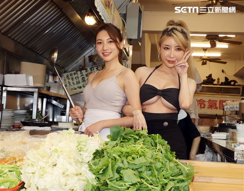 雪碧的蛋炒飯PK林彤的麻婆豆腐在樂華夜市料理對決。（記者邱榮吉/攝影）