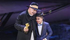 金馬59　黃秋生獲最佳男主角（1）第59屆金馬獎19日晚間在台北盛大舉行頒獎典禮，最佳男主角由演員黃秋生（左）以電影「白日青春」拿下，這是他第3次入圍男主角、首度獲得影帝肯定。右為同片演員林諾，一度在黃秋生懷中激動落淚。中央社記者鄭清元攝  111年11月19日