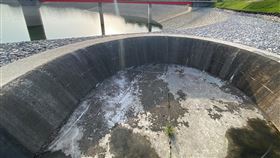 新竹寶二、寶山水庫蓄水率不到4成新竹地區水情燈號轉為黃燈，目前寶二水庫（圖）與寶山水庫合計蓄水量僅約38%，壩堤下礫石裸露。經濟部水利署北區水資源局17日表示，目前為枯水期尾聲，5月將進入豐水期，預料將會有所改善。（經濟部水利署北區水資源局提供）中央社記者郭宣(文三)傳真  112年4月17日