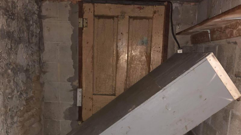 地下室「神秘暗門」新屋主驚：連狗都會怕