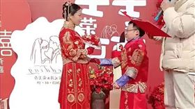 妹子跟小學男友結婚！網一看驚呼：是真愛（圖／翻攝自微博）