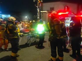 ▲桃園中壢一民宅發生瓦斯氣爆，救護人員將王姓屋主及兒子3人送醫。（圖／翻攝畫面）