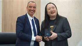 唐鳳會見法國國民議會友台小組  盼深化數位領域合作數位部長唐鳳（右）17日下午接待法國國民議會友台小組主席博多黑（Eric Bothorel）（左）所率訪團，期盼台法雙方在數位領域上深化合作。（數位部提供）中央社記者蘇思云傳真  112年4月17日