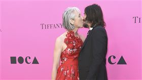 基努李維和（右）女友亞莉珊卓葛蘭特（左）當眾熱吻。（圖／美聯社／達志影像）