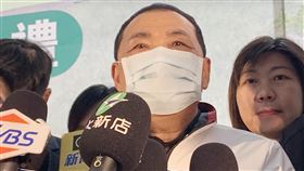 郭台銘盼全民徵召  侯友宜：黨有機制會睿智面對鴻海集團創辦人郭台銘喊話全民徵召，呼籲民眾支持他代表國民黨參選總統。新北市長侯友宜（前）7日受訪被問及此事時表示，在黨的機制下，相信黨會睿智地面對挑戰，凝聚力量，提出更好方法。中央社記者高華謙攝  112年4月7日