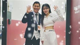 ▲45歲男主播陳雄威自肥黏緊李多慧 超爽表情全網怒噓：左手放哪（圖／翻攝自陳雄威臉書）