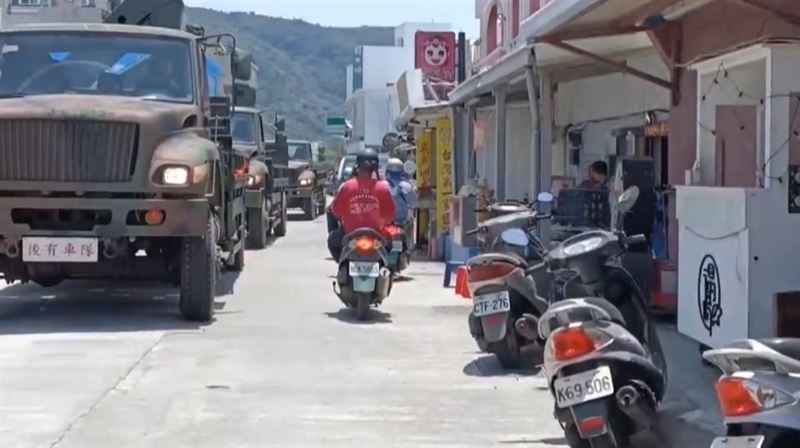 陸黃海大規模軍演！綠島登陸艇軍卡街上跑