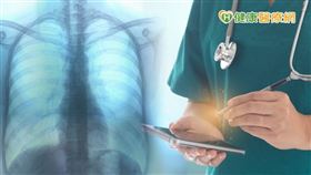 邱昭華副院長表示，不能手術的第三期非小細胞肺癌患者治療方式也有很多種，依放療、化療、免疫治療等方式以及治療先後順序，可排列組合出許多治療方法，而現在的標準治療之一是同步化放療（CCRT）後加免疫治療。