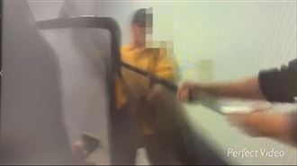 恐怖父大樓內揮刀找女兒！與警對峙畫面曝