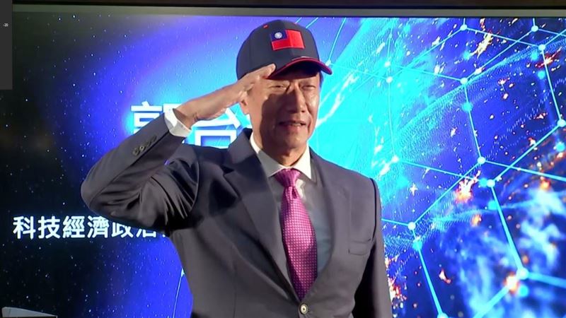 郭台銘記者會做2事　網驚：像小學集會
