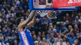 ▲76人恩比德（Joel Embiid）終場前的驚天一扣。（圖／翻攝自76人推特）