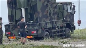 ▲台東 國軍雷達車卡沙灘 出動吊車救援（圖／記者王浩原攝影）