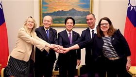 副總統賴清德今（18）日接見法國國民議會友台小組主席博多黑(Eric BOTHOREL)及訪團。（圖／總統府提供)