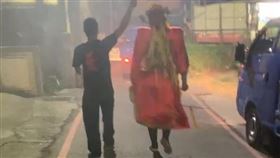 彰化大村鄉送肉粽直播，法師進行儀式幫網友釋疑。（圖／臉書「3113愛心園」授權提供）