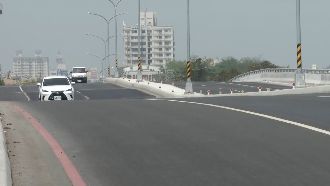 配合高捷延伸線抬昇　介壽陸橋類波浪路面