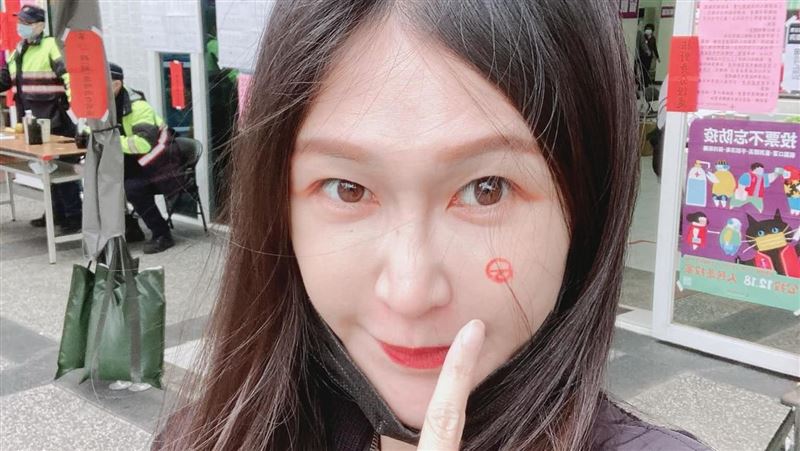 女神議員狂接情勒電話　是民進黨所以被罵