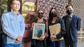 不滿墜樓外交官名譽受損  家屬北檢告加重誹謗駐巴西聖保羅辦事處組長王之化墜樓，遭疑牽扯高額官邸修繕費及職場霸凌，家屬18日在台北市議員應曉薇（右2）、前台北市議員羅智強（左）陪同下，到台北地檢署按鈴告發馮姓處長涉犯加重誹謗罪。中央社記者謝幸恩攝  112年4月18日