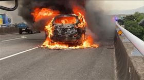 國道一號堤頂大道火燒車。（圖／翻攝畫面）