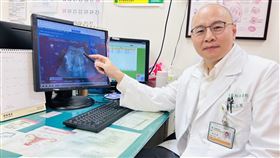 頻尿腹部腫大  婦人卵巢腫瘤重3公斤新竹國泰綜合醫院婦產科醫師林立展（圖）18日指出，60多歲婦人日前腹部腫大以為變胖，但伴隨食慾不振、頻尿等就醫，發現是卵巢腫瘤，經手術摘除測得腫瘤重達3公斤。中央社記者郭宣(文三)攝  112年4月18日